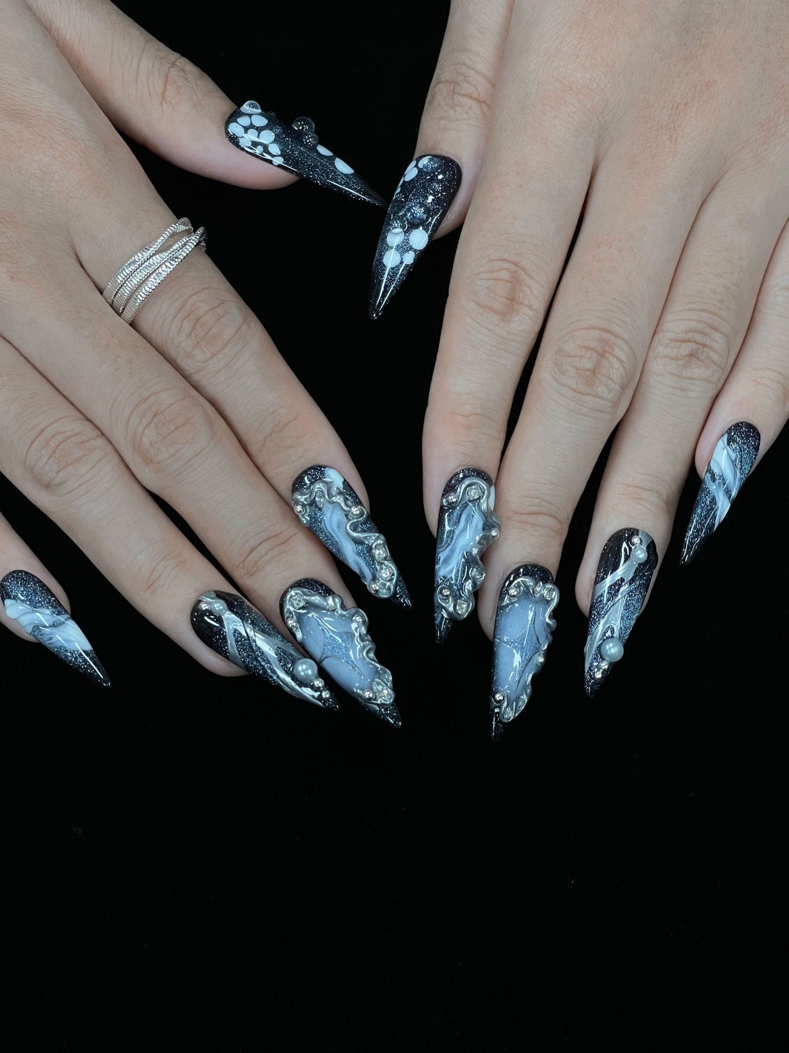Stiletto nail shape - Bold Press-on nails, image size:1536x2048