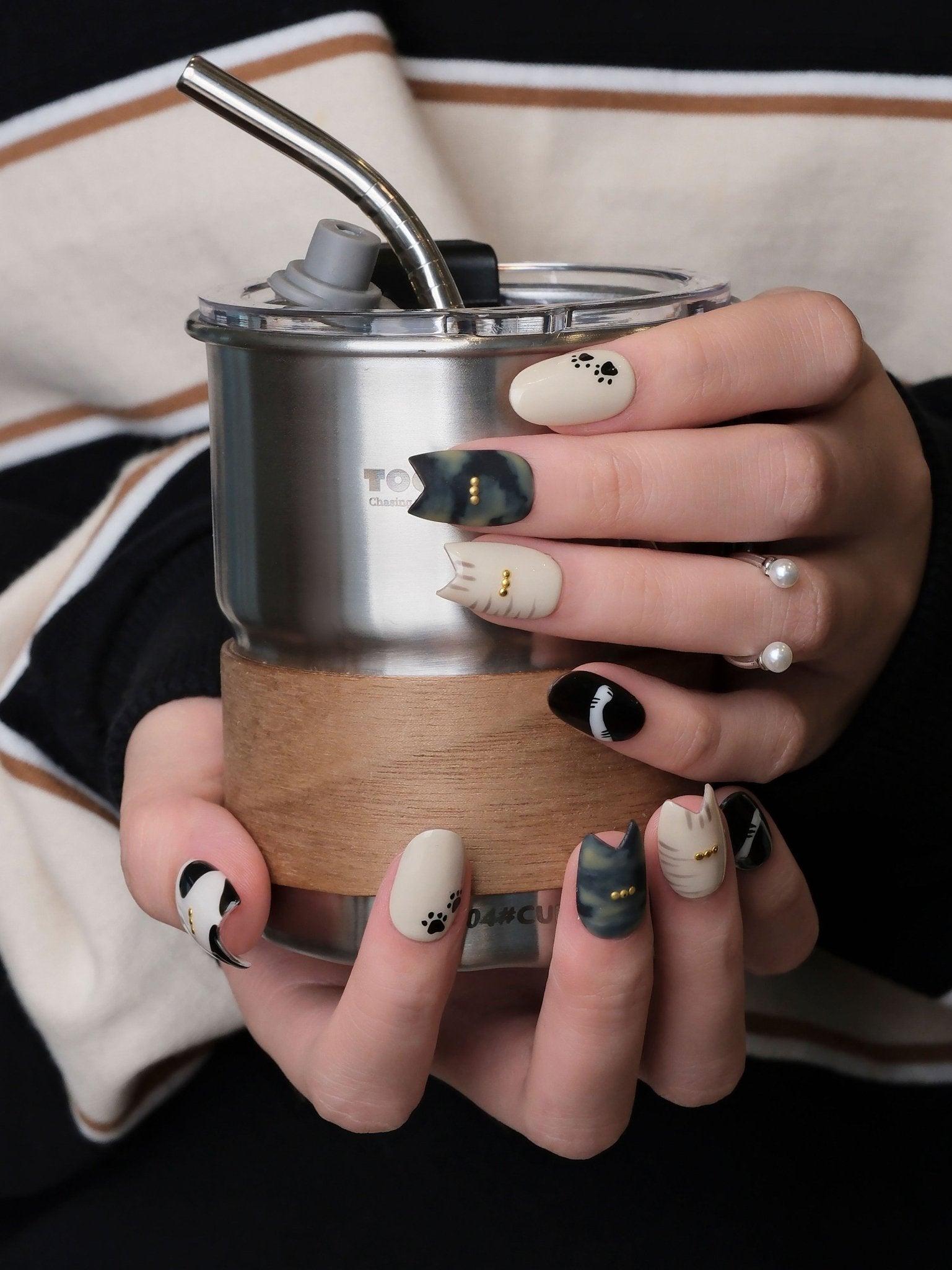 Daisy the Cat - Handmade Press on Nails by Clawcreature - Handmade Press - on Nails